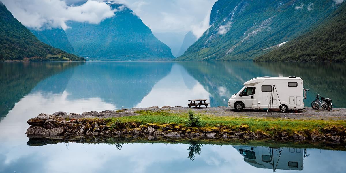 Bobil blir stadig mer trendy, og er en flott måte å feriere på. Bildet viser en bobil i naturskjønne omgivelser