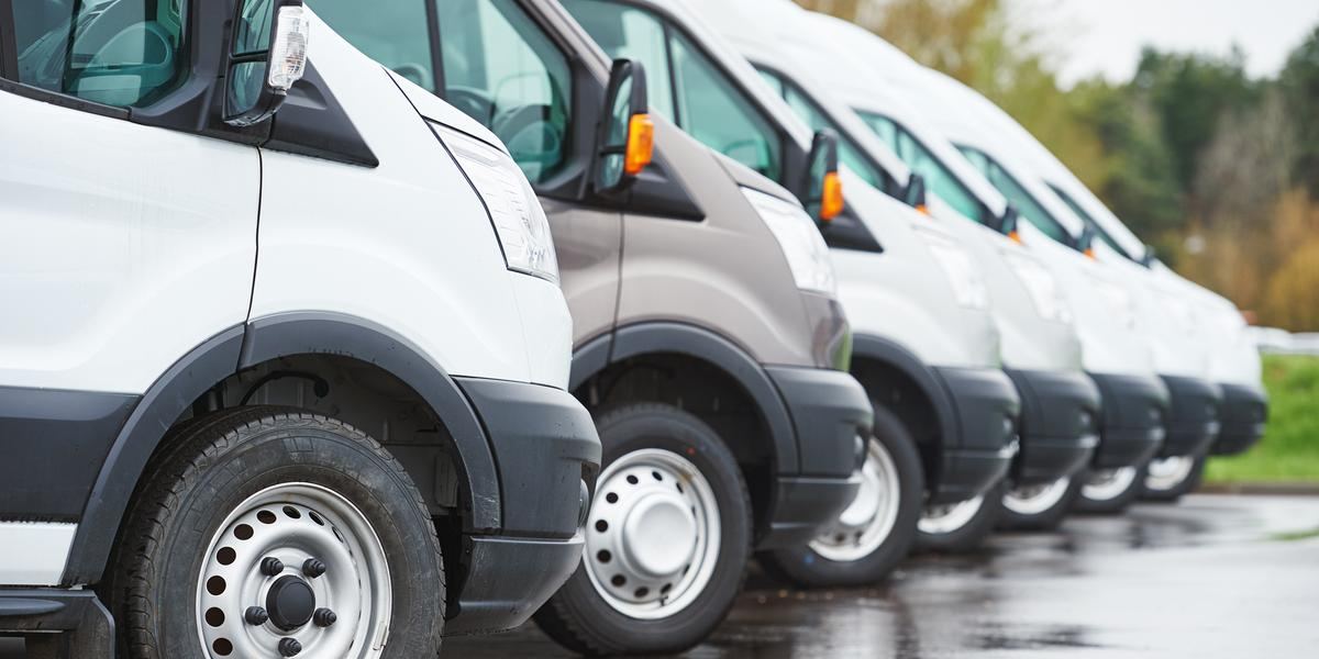Bilde av en rekke firmabiler som står parkert på en estetisk vakker måte.