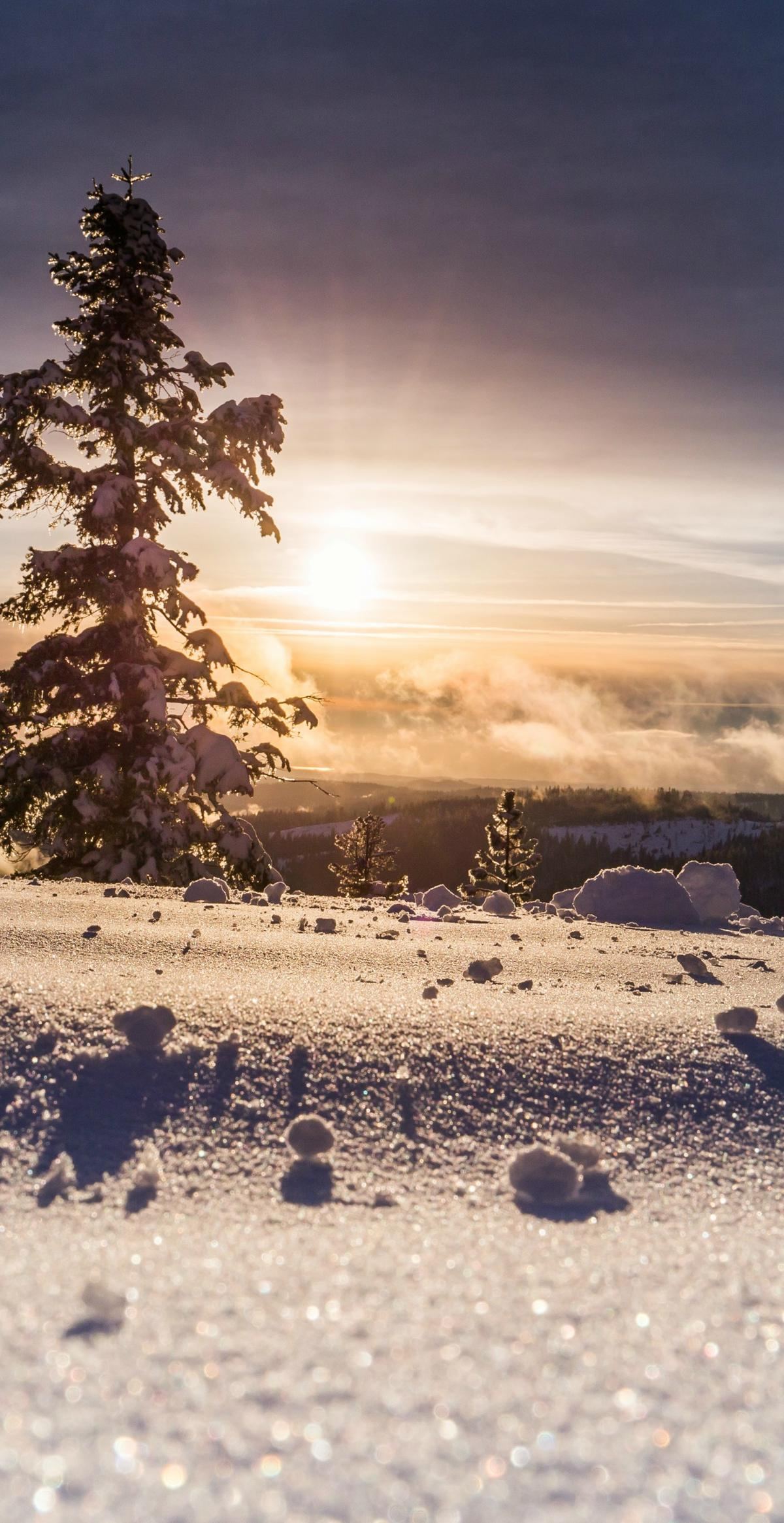 Mange drømmer om en hytte på fjellet. På bildet er idylliske snøforhold på fjellet i nydelig påskesol.